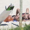 Paulinho Vilhena troca carinhos com loira e dá olhada indiscreta em praia do Rio, nesta quinya-feira, 28 de maio de 2015