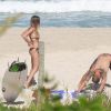 Paulinho Vilhena troca carinhos com loira e dá olhada indiscreta em praia do Rio, nesta quinya-feira, 28 de maio de 2015