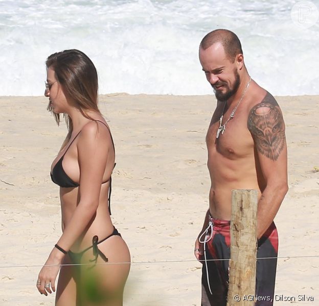 Paulinho Vilhena troca carinhos com loira e dá olhada indiscreta em praia do Rio, nesta quinya-feira, 28 de maio de 2015