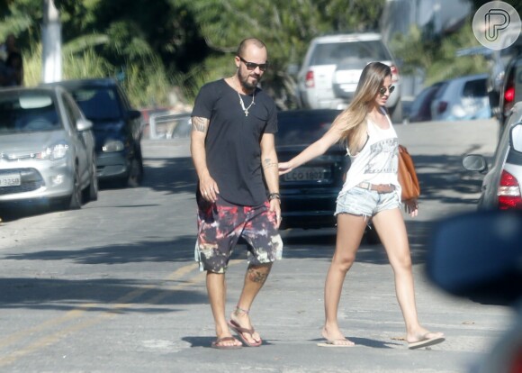 Depois de curtir a praia, Paulinho Vilhena e a amiga foram almoçar em um restaurante na praia da Macumba, no Rio, nesta quinta-feira, 28 de maio de 2015