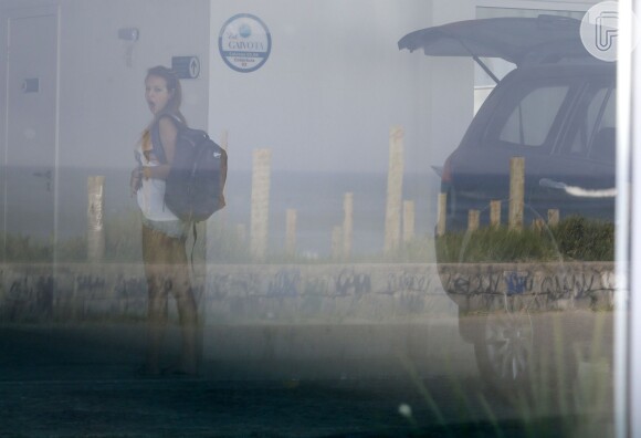 Depois de curtir a praia, Paulinho Vilhena e a amiga foram almoçar em um restaurante na praia da Macumba, no Rio, nesta quinta-feira, 28 de maio de 2015