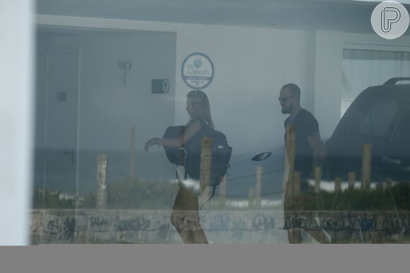 Depois de curtir a praia, Paulinho Vilhena e a amiga foram almoçar em um restaurante na praia da Macumba, no Rio, nesta quinta-feira, 28 de maio de 2015