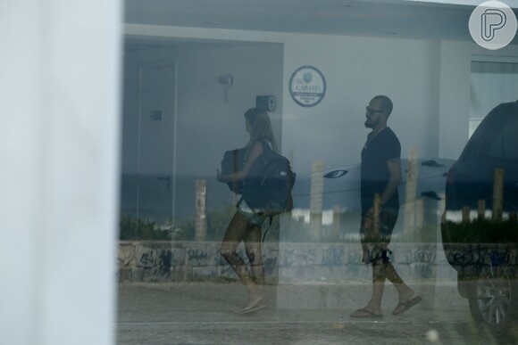 Depois de curtir a praia, Paulinho Vilhena e a amiga foram almoçar em um restaurante na praia da Macumba, no Rio, nesta quinta-feira, 28 de maio de 2015