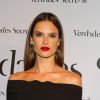 Alessandra Ambrosio usou joias avaliadas em R$ 300 mil na festa de lançamento da novela 'Verdades Secretas'
