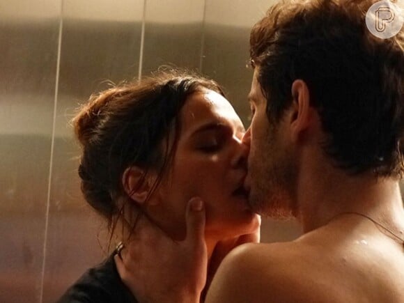Benjamin (Maurício Destri)e Mari (Bruna Marquezine) ficaram presos no elevador e se beijaram, na novela 'I Love Paraisópolis'