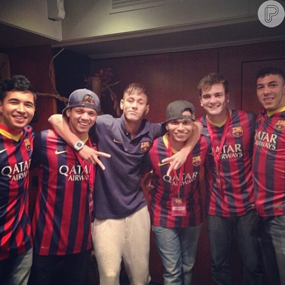 Neymar posa com os amigos no dia de sua apresentação no Barcelona