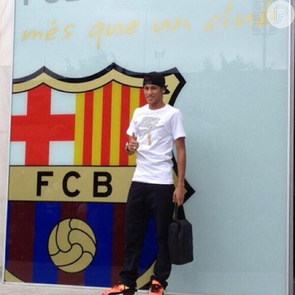 Neymar disse que foi difícil segurar o choro em sua apresentação no Barcelona