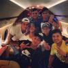 Neymar leva os amigos no jatinho fretado pelo Barça