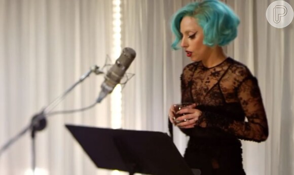 Em clipe da música 'The Lady is a Tramp', em que a cantora faz dueto com Tony Bennet, Lady Gaga também usa peças da artista japonesa