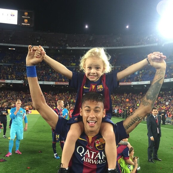 Neymar comemora vitória do Barcelona na Copa do Rei com o filho, Davi Lucca, de 3 anos