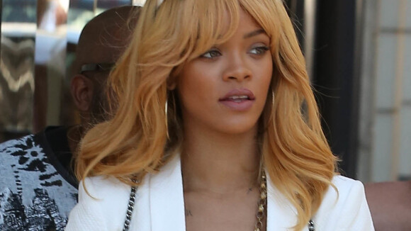 Rihanna veste Chanel dos pés à cabeça para compras na loja da grife, em Paris
