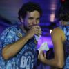 Daniel de Oliveira e Sophie Charlotte exibiram anel de noivado durante passagem por camarote de cervejaria no Carnaval do Rio, em fevereiro último