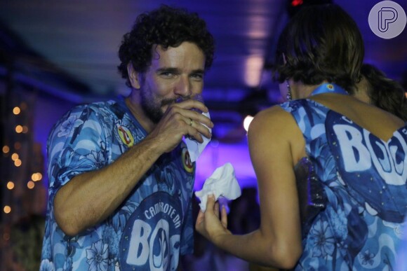 Daniel de Oliveira e Sophie Charlotte exibiram anel de noivado durante passagem por camarote de cervejaria no Carnaval do Rio, em fevereiro último