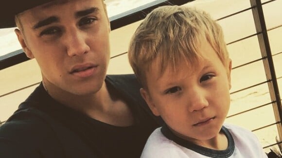Justin Bieber chama atenção por semelhança física com irmão e diz: 'Te amo'