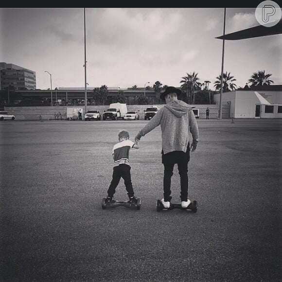 Justin Bieber também mostrou um momento de descontração com o menino, enquanto andavam de skate