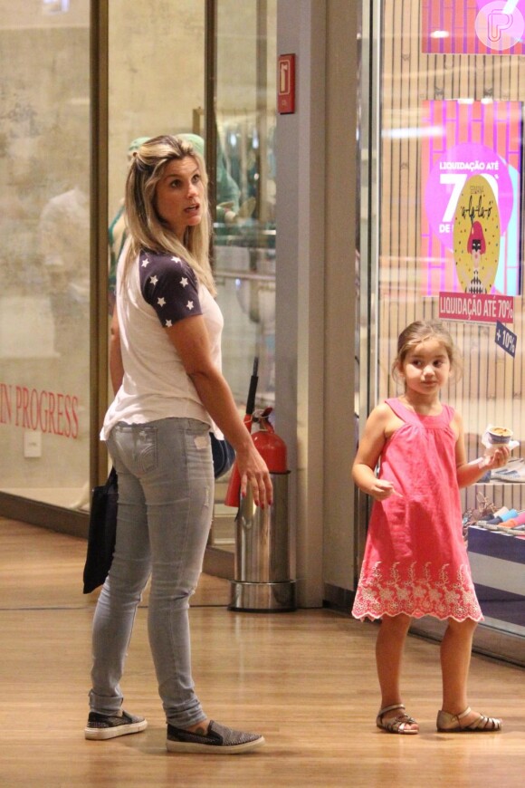 Num dia de compras com a filha Olivia no shopping, a artista optou pela calça jeans e camiseta para compôr seu look