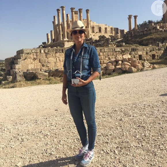A artista aposta no look todo jeans e um chapéu para um dia no Oriente Médio