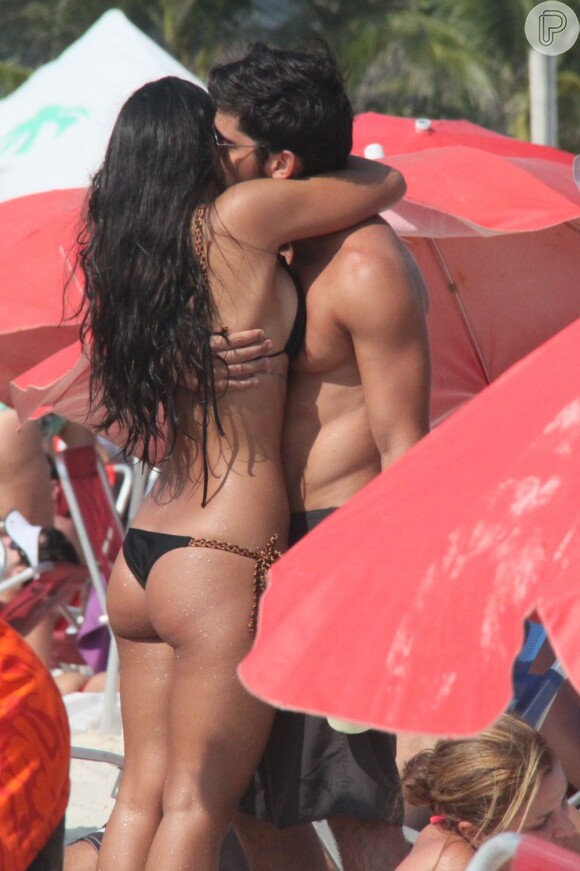 Bruno Gissoni e Yanna Lavigne namoram na praia