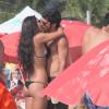 Bruno Gissoni e Yanna Lavigne são flagrados aos beijos em praia carioca