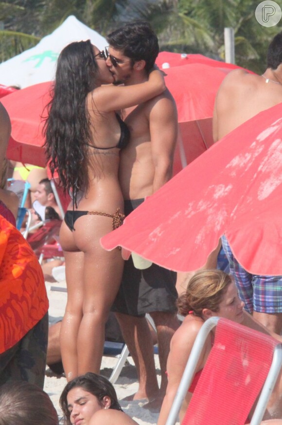 Bruno Gissoni e Yanna Lavigne são flagrados aos beijos em praia carioca