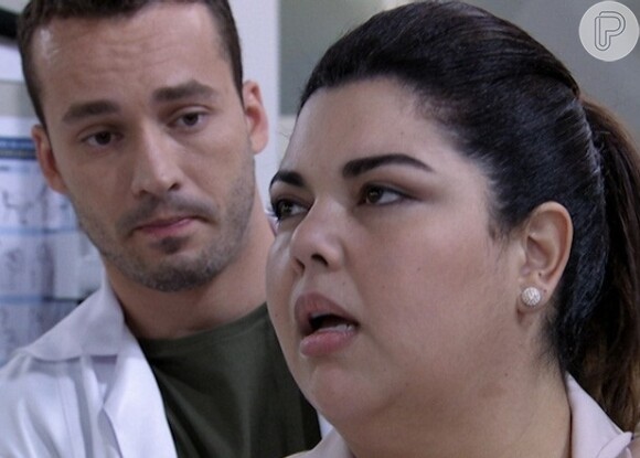Daniel (Rodrigo Andrade) diz a Perséfone (Fabiana Karla) que não pode ajudá-la com sua dor nas costas sem uma avaliação médica prévia, em 'Amor à Vida', público rebate a exigência do fisioterapeuta no Twitter