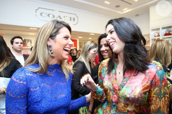 Giovannaconversa com a blogueira de moda Camila Coutinho, que customizou uma bolsa especialmente em Nova York para ser vendida com exclusividade na Coach, no Recife