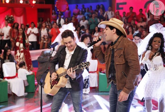 Fernando e Sorocaba cantam no palco do 'Esquenta'