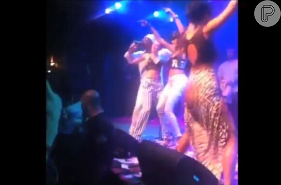 A cantora dançou colada com o rapper Juicy J, durante a apresentação