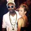 Miley postou uma foto ao lado do rapper Juicy J, em sua conta no Instagram