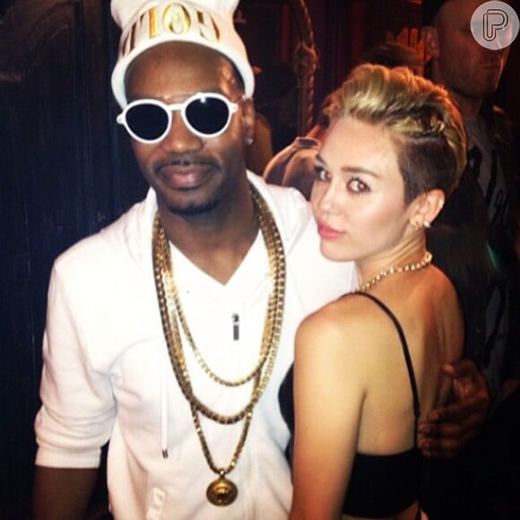 Miley postou uma foto ao lado do rapper Juicy J, em sua conta no Instagram