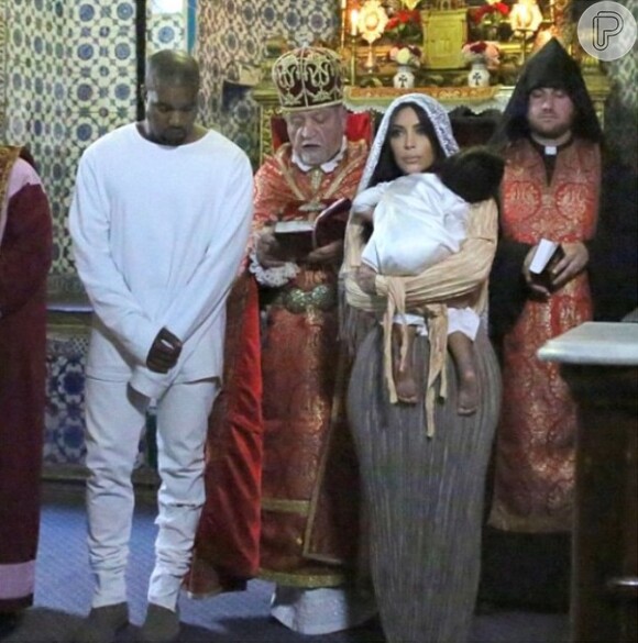 'Batizar North em Jerusalém, em uma igreja armênia, com o nosso novo bebê na minha barriga foi tão especial', recordou Kim Kardashian na legenda de uma das imagens