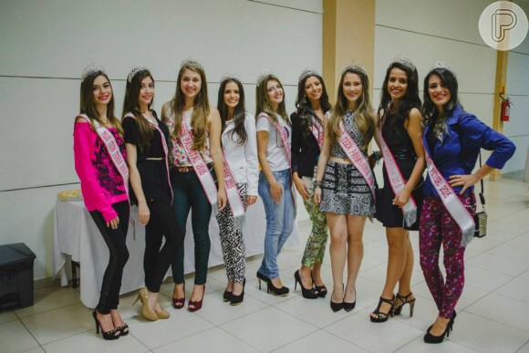 Gleicy Massafera (de cropped e saia) não está entre as finalistas do Miss Teen Brasil. A jovem, de 16 anos, representaria o estado do Paraná, mas não levou a faixa no concurso