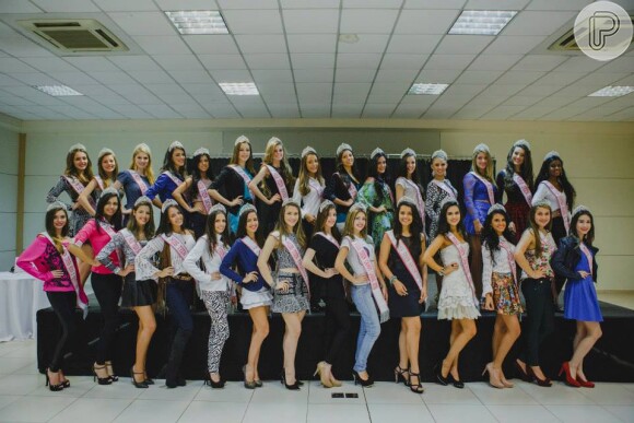 Gleicy Massafera (de cropped e saia, na primeira fileira) não está entre as finalistas do Miss Teen Brasil. A jovem, de 16 anos, representaria o estado do Paraná, mas não levou a faixa no concurso