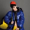 Katy Perry simulou abaixar a calça em uma das fotos para a grife Moschino