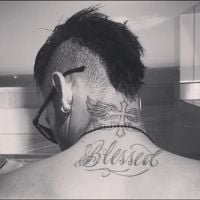 Neymar tatua cruz com asas na nuca. Veja essa e outras tatuagens do jogador!