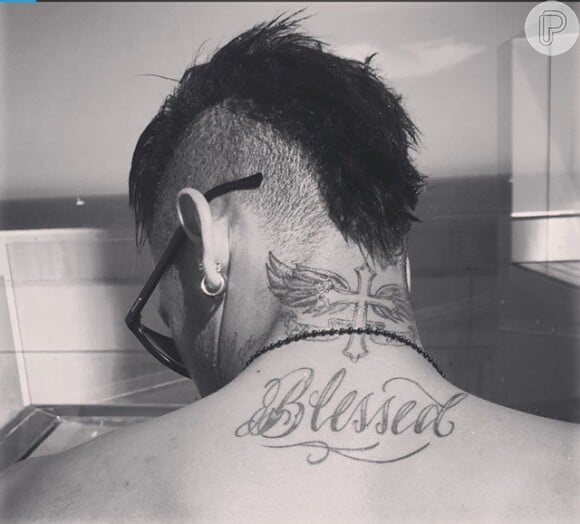 Neymar tem mais de 14 tatuagens espalhadas pelo corpo. A mais recente foi uma cruz com asas na nuca, compartilhada em seu Instagram. Abaixo, a palavra 'Blessed', que significa abençoado