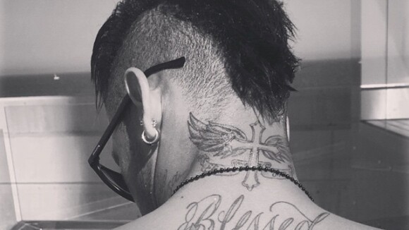 Neymar tatua cruz com asas na nuca. Veja essa e outras tatuagens do jogador!