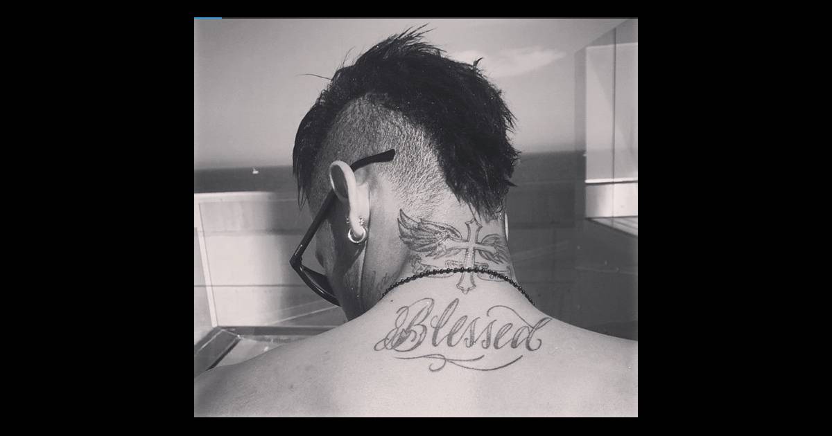 Atleta tatuagem cruz ombro esquerdo Neymar Tatua Cruz Com Asas Na Nuca Veja Essa E Outras Tatuagens Do Jogador Purepeople