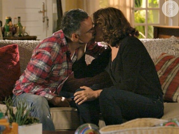 Lígia (Debora Bloch) e Vicente (Angelo Antonio) se beijam, na novela 'Sete Vidas'