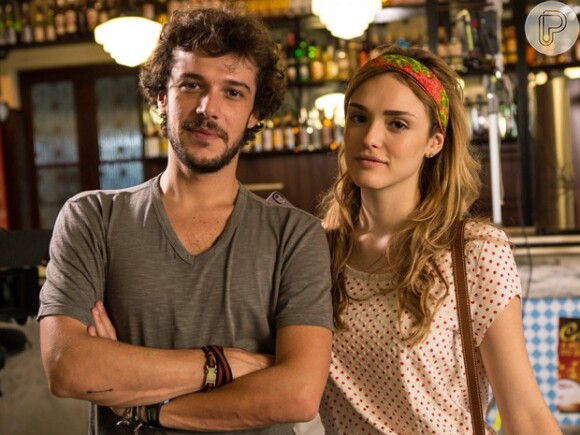 Júlia (Isabelle Drummond) e Pedro (Jayme Matarazzo) viajam juntos para Belo Horizonte, para procurar Bernardo (Ghilherme Lobo), na nvoela 'Sete Vidas'