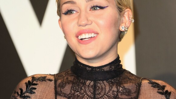 Miley Cyrus lança campanha na web em apoio a jovens transgêneros: 'Superação'
