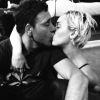 Miley Cyrus beija homem em festa privada em Los Angeles, nos Estados Unidos, em 24 de abril de 2015