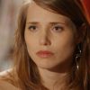 Elisa (Letícia Colin) se decepciona com o fotógrafo e chora no ombro de Bernardo (Ghilherme Lobo), na novela 'Sete Vidas'