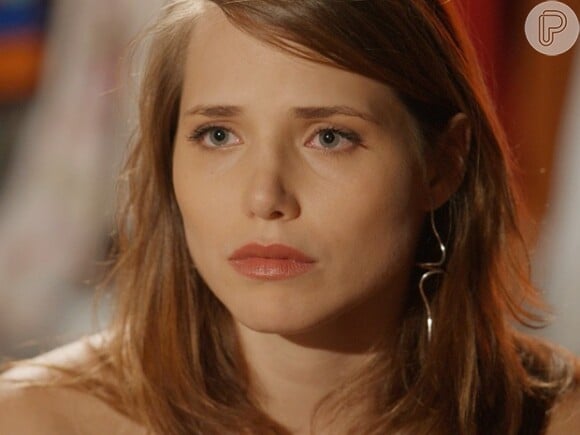 Elisa (Letícia Colin) se decepciona com o fotógrafo e chora no ombro de Bernardo (Ghilherme Lobo), na novela 'Sete Vidas'