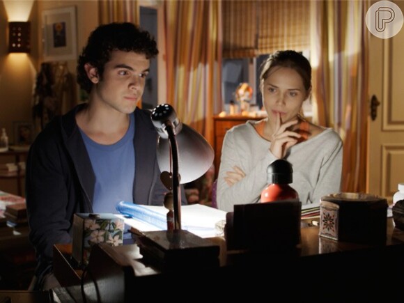 Bernardo (Ghilherme Lobo) trabalha como facilitador de Elisa (Letícia Colin) nos estudos da faculdade, na novela 'Sete Vidas'