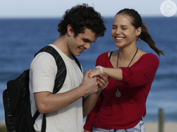 Bernardo (Ghilherme Lobo) beija Elisa (Letícia Colin) e ela passa a evitá-lo, na novela 'Sete Vidas'