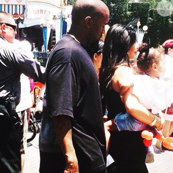 Kim Kardashian comemora aniversário de 2 anos da filha, North West, com o marido, Kanye West, na Disney