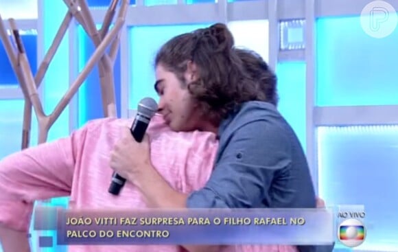 Rafael Vitti troca abraço com o pai, João Vitti, durante o 'Encontro com Fátima Bernardes': 'Paizão tá bonitão'