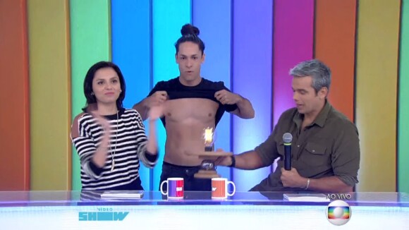 'Vídeo Show': Rainer Cadete mostra a barriga definida a pedido de Monica Iozzi