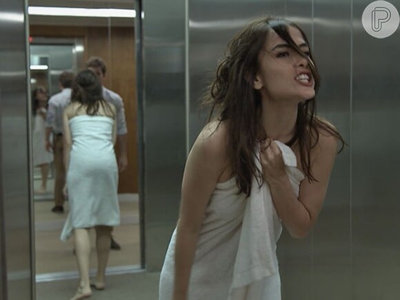Maria Casadevall ficou só de toalha na pele de Margot na cena de 'I Love Paraisópolis', exibida na noite desta segunda-feira, 16 de junho de 2015